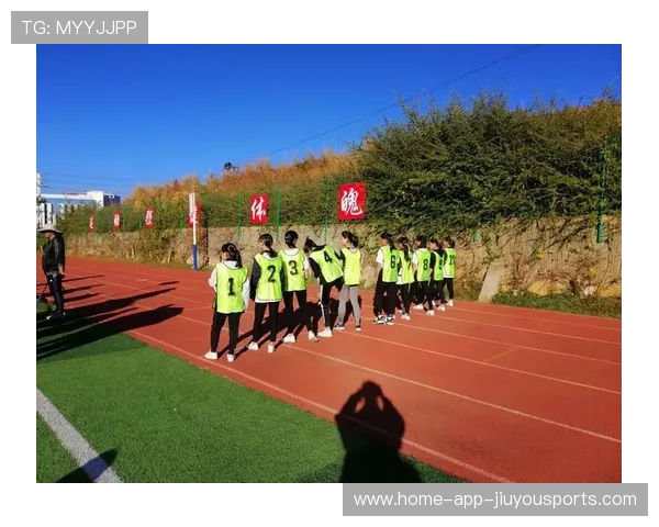 运动场“暖心瞬间”：运动员全力拼搏的一刹那！